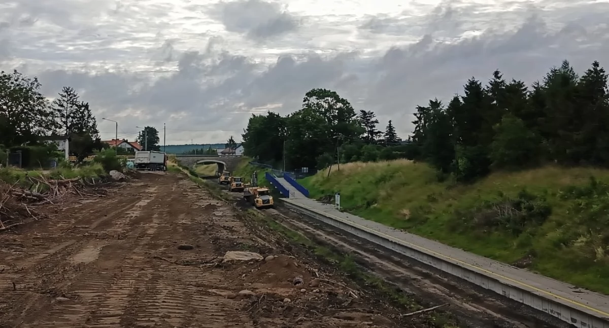 Zmiany na drogach w związku z modernizacją linii 201. Wiadukty, objazdy i roboty drogowe