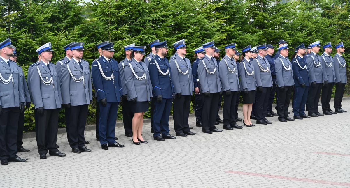 Święto Policji w Kartuzach - funkcjonariusze z awansami i odznaczeniami