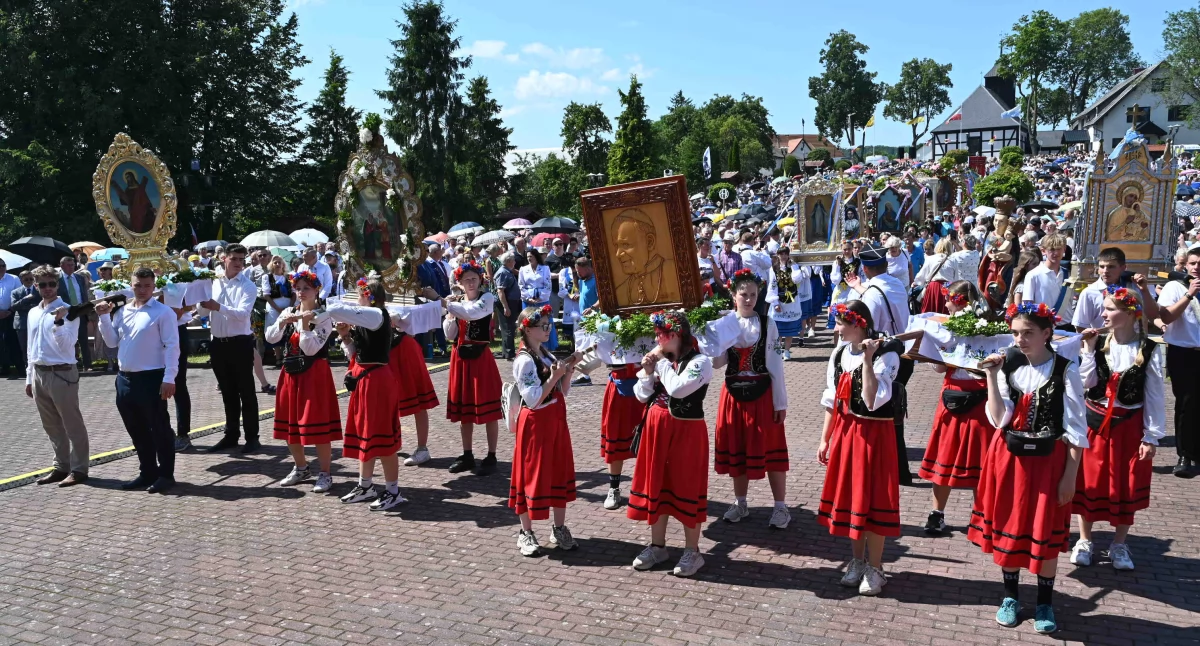 Tysiące pątników przybyło do Sianowa. Trwa odpust Matki Bożej Szkaplerznej