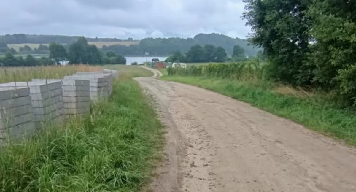 Remont ul. Jeziornej w Kamelii. Płyty YOMB już na miejscu