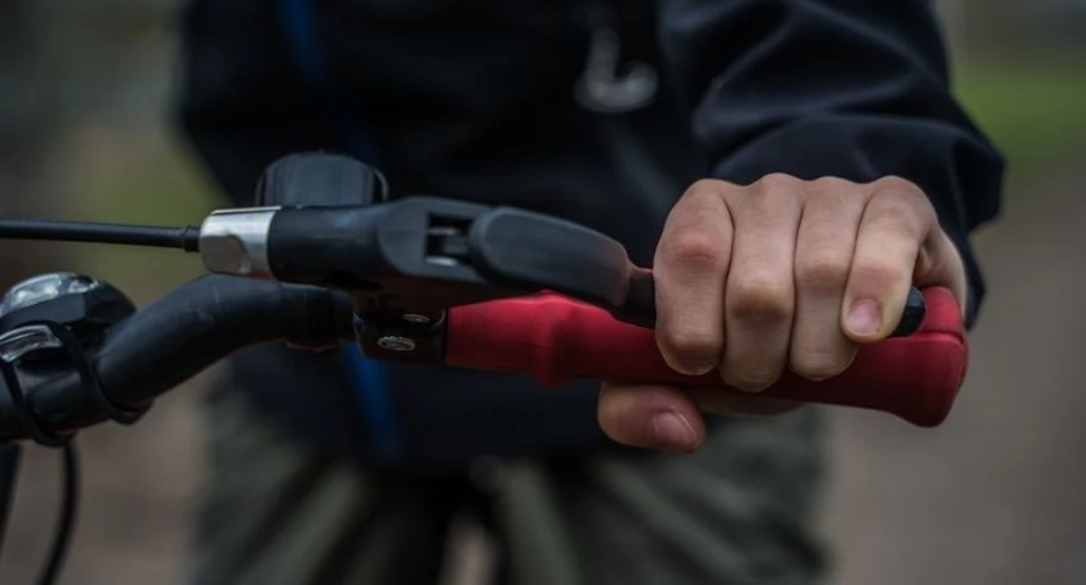 Pijany rowerzysta uderzył w zaparkowany pojazd - słono to go kosztowało