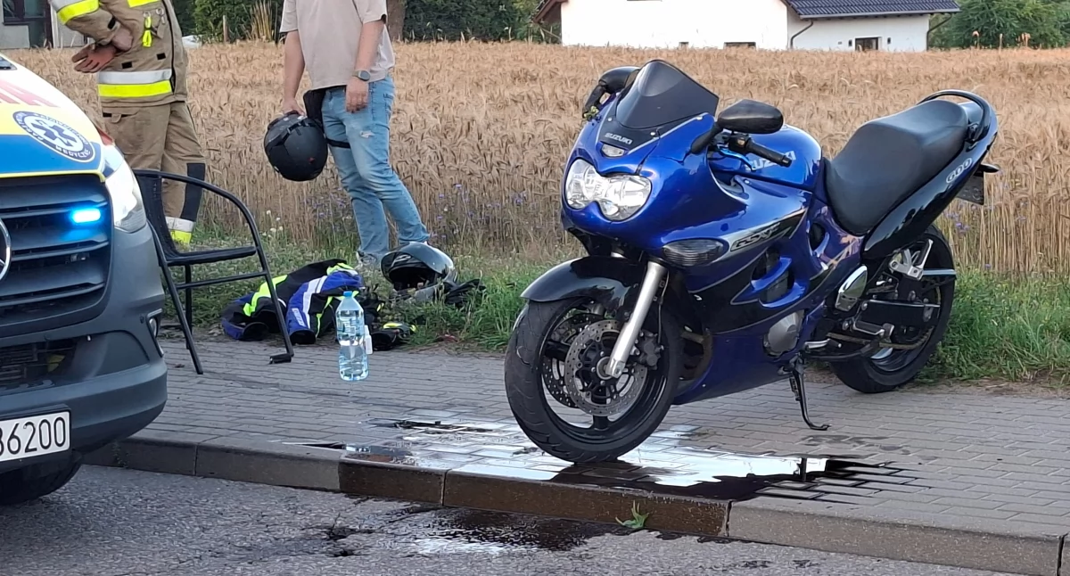 Dzierżążno. Wypadek podczas wyprzedzania.  Poszkodowany motocyklista