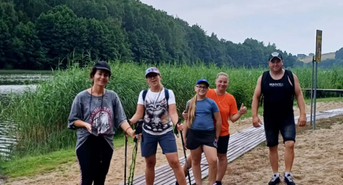 Ponad 40 osób na trasie! Inauguracyjny marsz Nordic Walking w Połęczynie