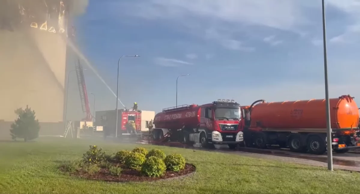 Pożar zakładu produkcyjnego w Kawlach –podczas działań zaginął strażak