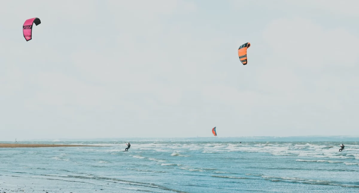 Sezon na kitesurfing nad Zatoką Pucką – kiedy najlepiej jechać?