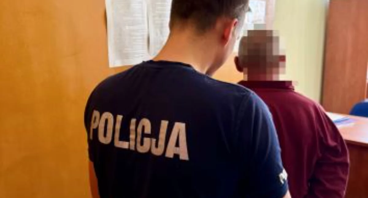 Rzucał w policjantów butelkami, a podczas zatrzymania jednego uderzył pięścią w twarz. 50-latek w areszcie