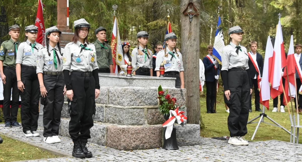 Hołd dla pomordowanych Kaszubów. Uroczystości przy pomniku w Kaliskach 