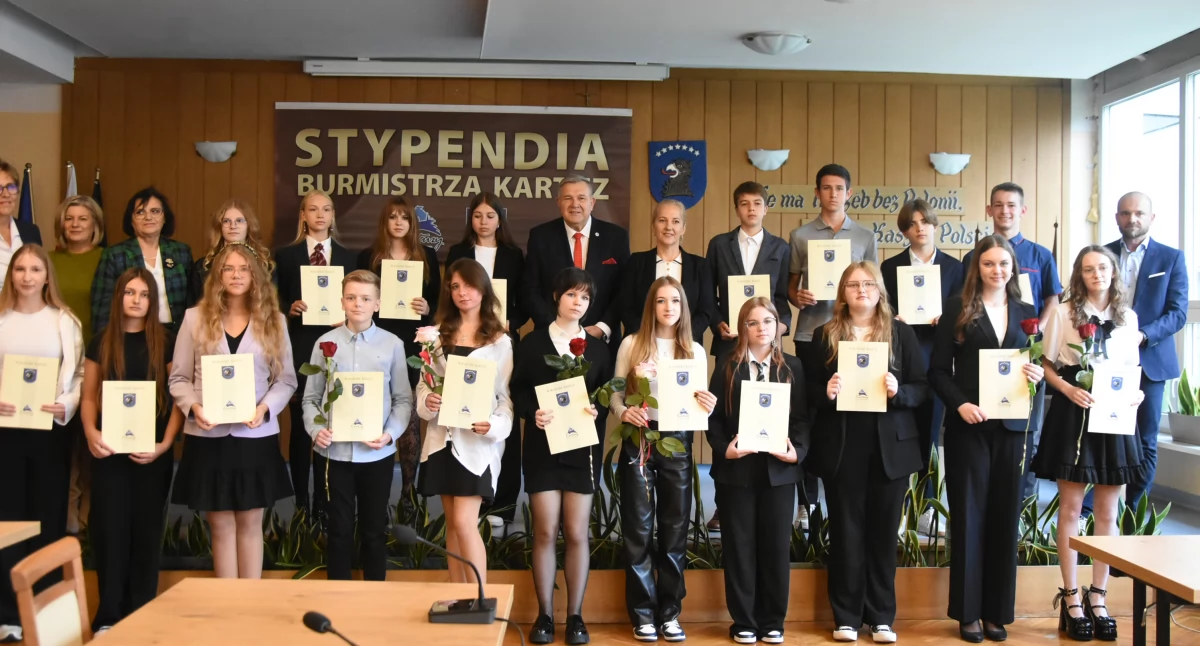 Burmistrz Kartuz nagrodził najzdolniejszą młodzież. Troje uczniów ze średnią 6,0
