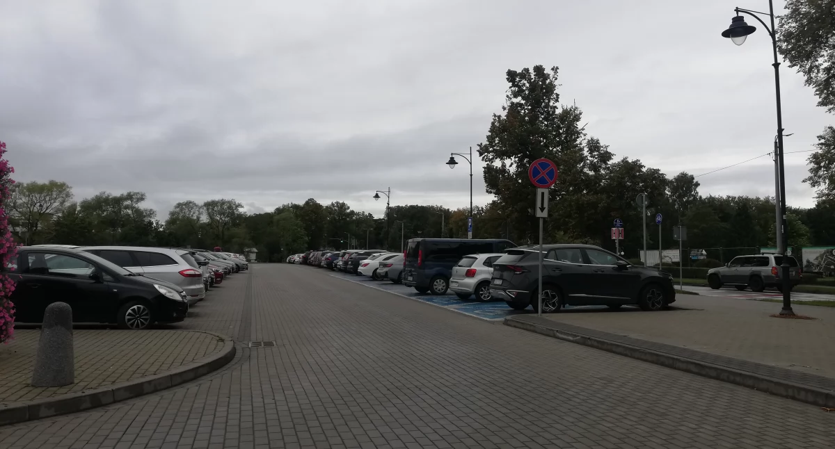 Kartuzy. Za dnia spokojny parking, po zmroku – Szpaner Plac