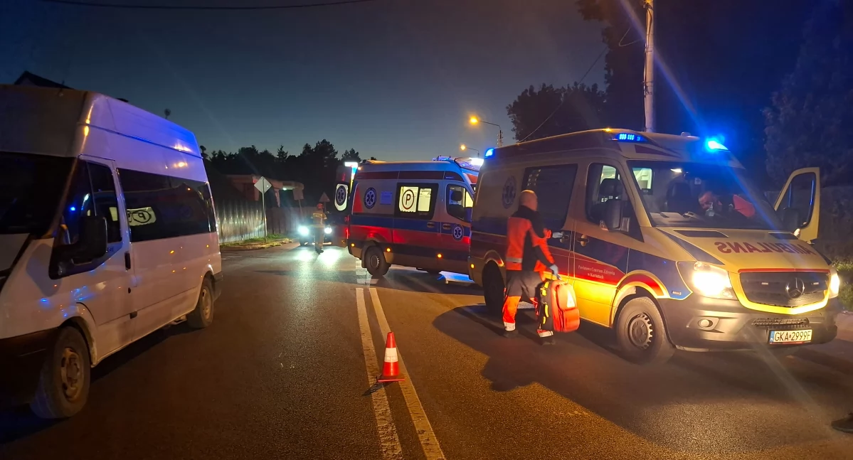 Potrącenie w Dzierżążnie.  22-latek wbiegł pod busa