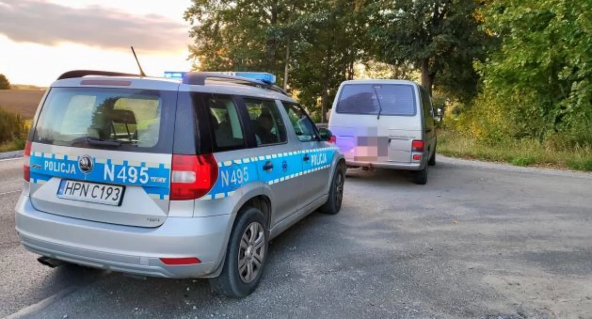 Kierowca z zakazem i cofniętymi uprawnieniami, pasażer poszukiwany trzema listami gończymi