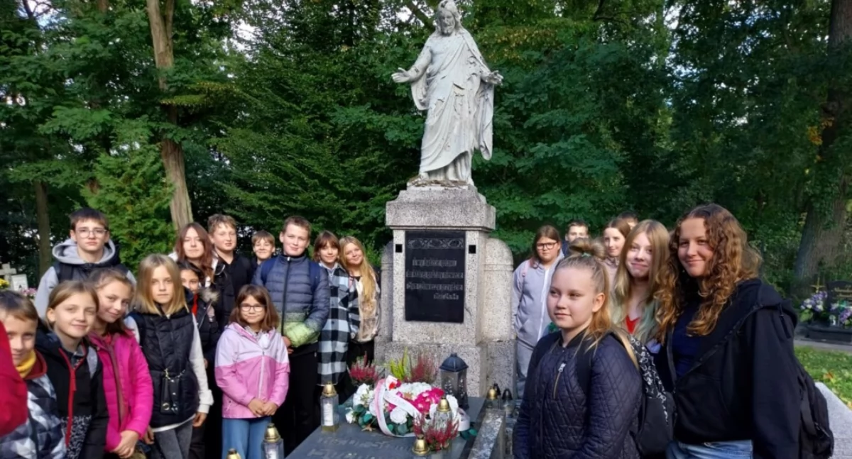 Wspólna podróż ku pamięci – pielgrzymka uczniów ze Skrzeszewa do Byszewa