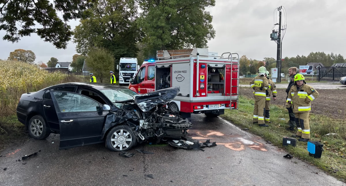 Czołowe zderzenie w Węsiorach. 20-latek w szpitalu po niebezpiecznym manewrze wyprzedzania