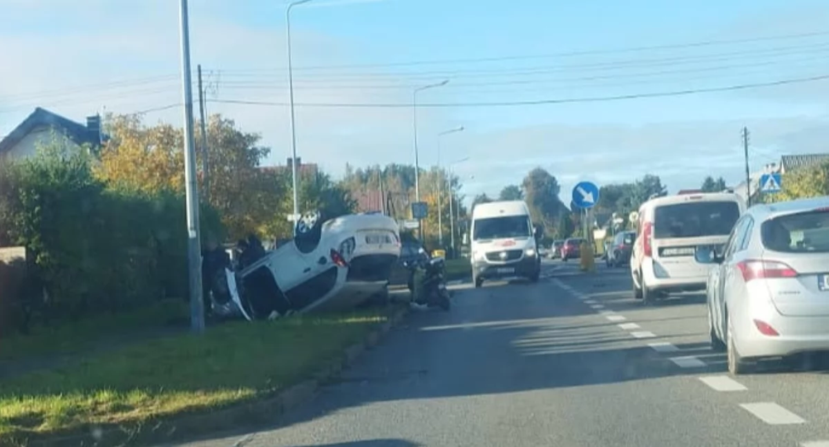 Borowo. Dachowanie po zderzeniu z innym pojazdem