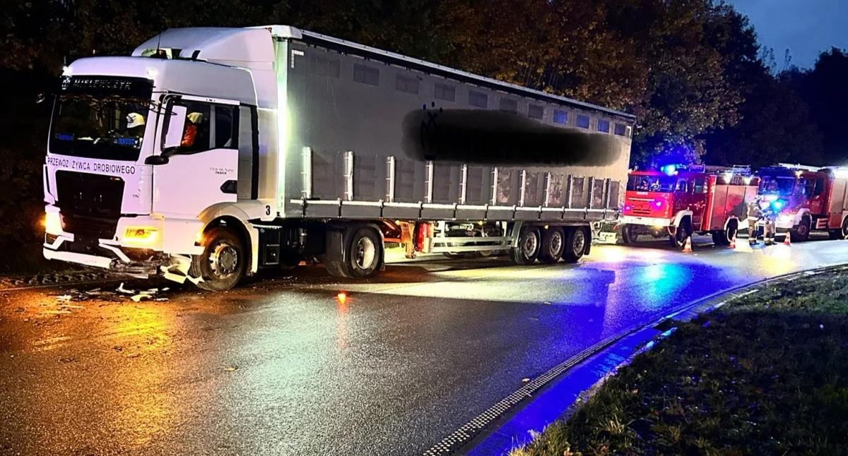 Kożyczkowo. Boczne zderzenie VW z mercedesem i czołówka z ciężarówką