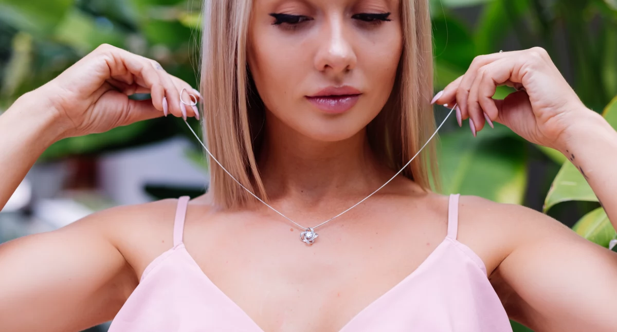 Eleganckie zawieszki z grawerem jako wyjątkowy sposób personalizacji biżuterii