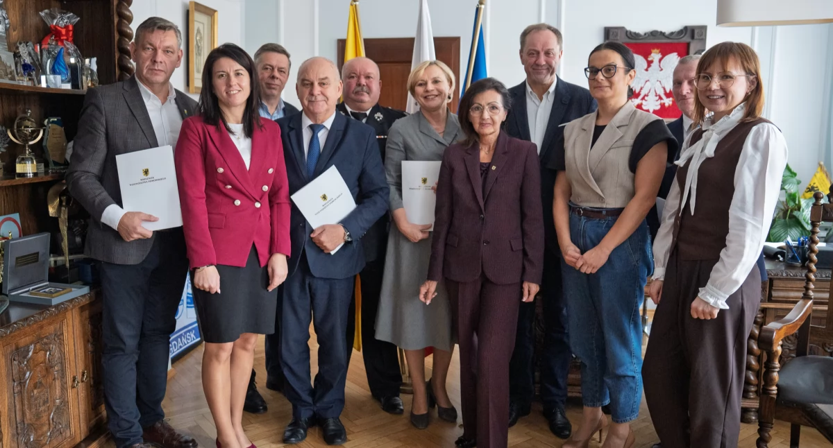 Nowy sprzęt dla strażaków z Sierakowic i Sulęczyna dzięki wsparciu pomorskiego samorządu