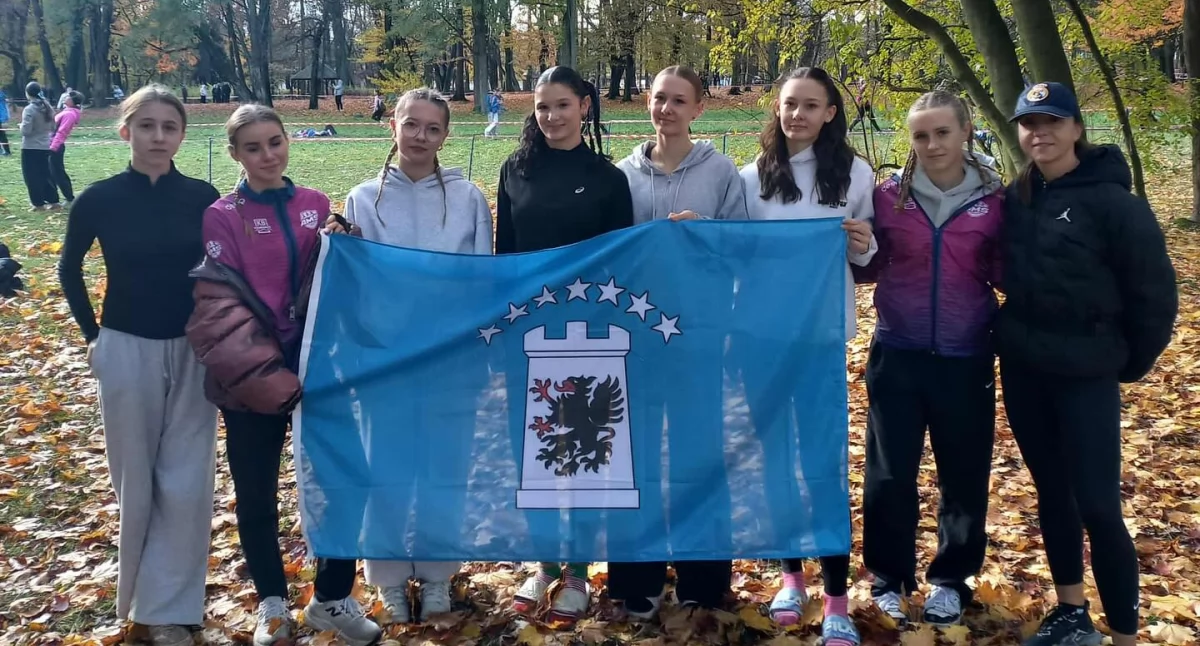 Mistrzynie Polski z powiatu kartuskiego! Uczennice z „Klasztornej” ze złotem w sztafetowych biegach przełajowych