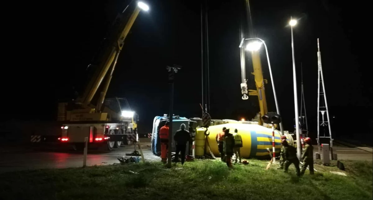 Żukowo-Przyjaźń. Zderzenie osobówki z ciężarówką przewożącą beton