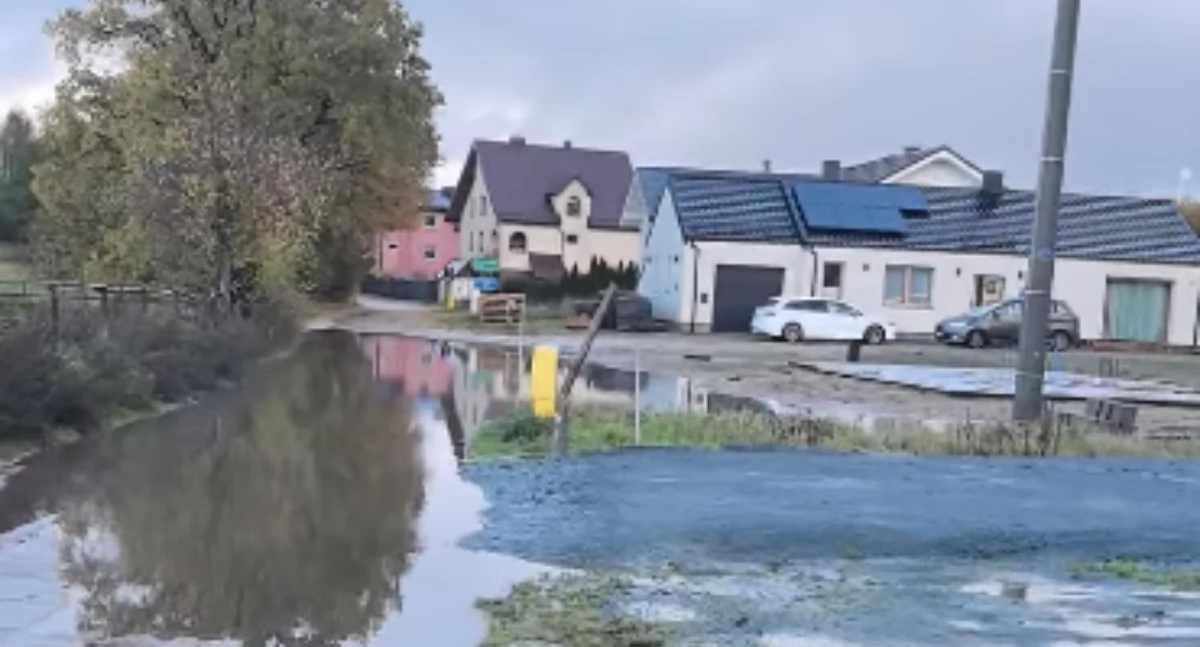 Ulica Szkolna w Grzybnie regularnie zalewana po opadach. Gmina zapowiada inwestycję