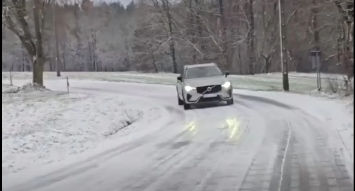 Sypnęło pierwszym śniegiem. Na drogach i chodnikach jest ślisko!