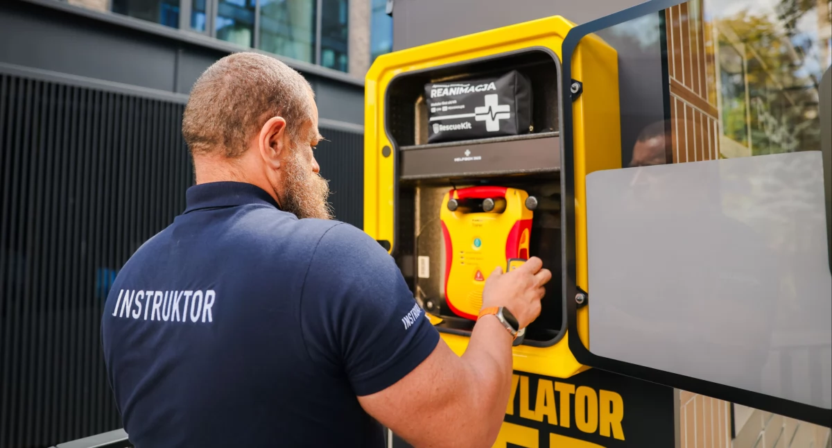 Nowy defibrylator w Stężycy. Helpbox 365 przy paczkomacie może uratować życie