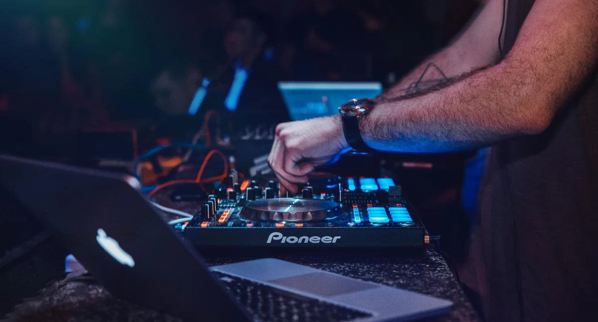 Sekrety miksowania muzyki, które poznasz tylko na kursie DJ