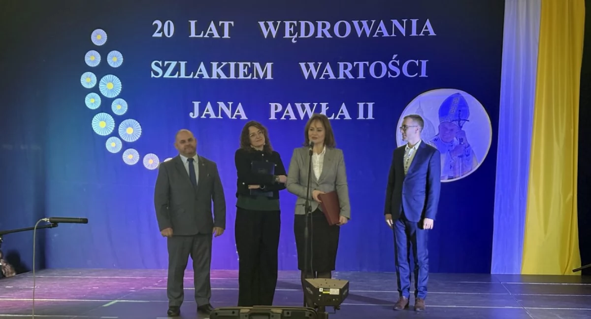 Dwadzieścia lat z patronem. Uroczyste obchody w szkole podstawowej w Leźnie