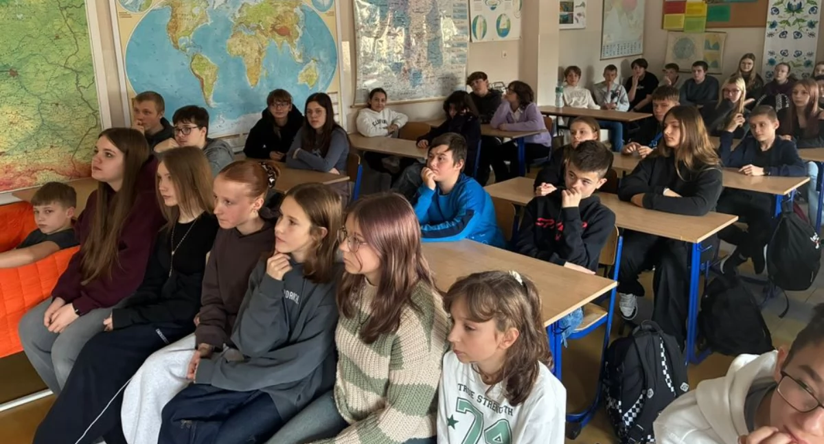 Młodzież z ZSO nr 2 o odpowiedzialności prawnej. Warsztaty z kartuską policją