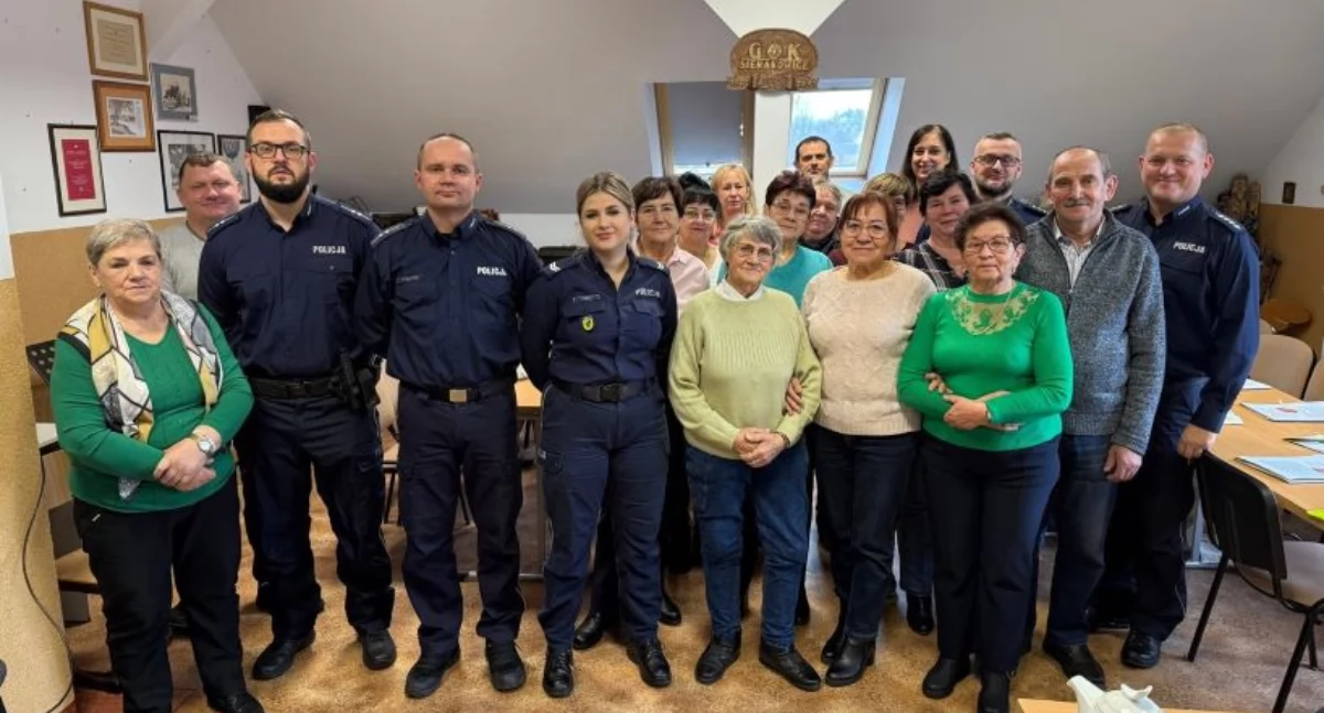 Policjanci i mieszkańcy rozmawiali o zagrożeniach i bezpieczeństwie podczas debaty społecznej w Sierakowicach