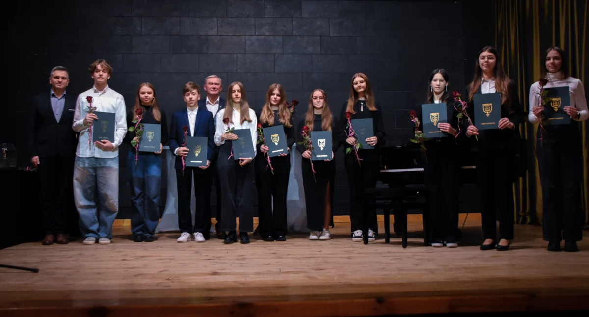 Najlepsi uczniowie, sportowcy i artyści nagrodzeni. W Chmielnie wręczono Stypendia Wójta Gminy
