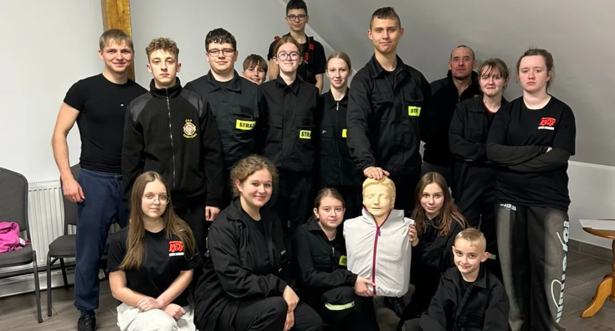 Escape room w ciemności jako sprawdzian umiejętności młodych strażaków