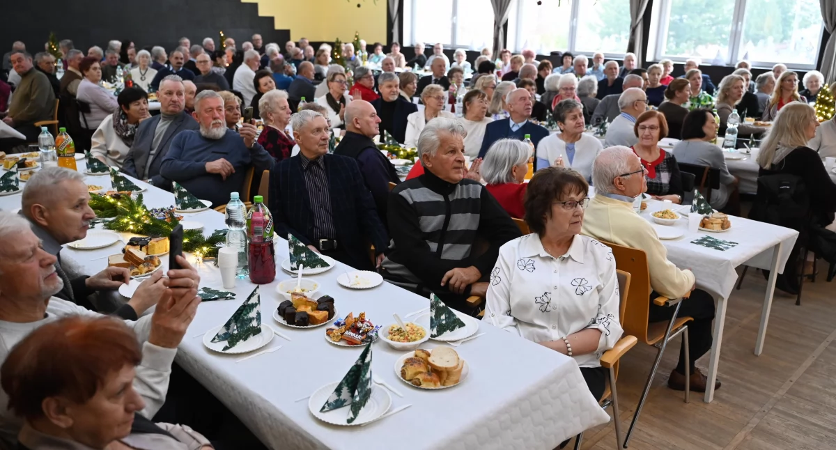 Seniorzy z gminy Chmielno świętowali w Domu Kultury