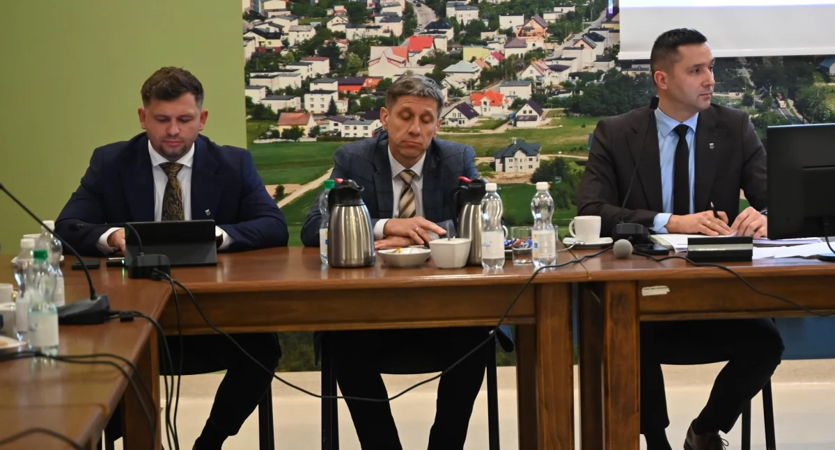 Burzliwa sesja w Sierakowicach: referendum nie będzie. O prawach miejskich zdecydują przedszkolaki?