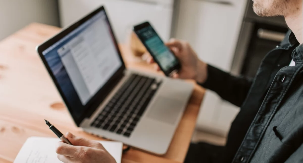 Tworzenie aplikacji mobilnych dla startupu – jak przejść od pomysłu do działającej appki?
