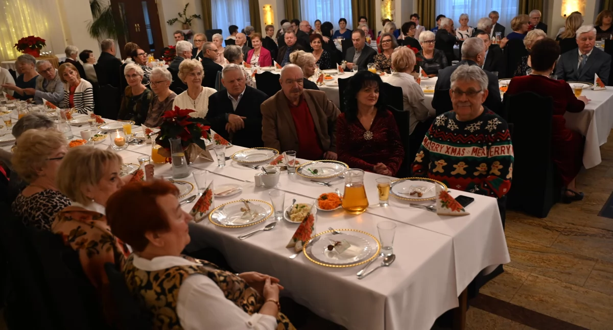 Wigilijne spotkanie kartuskich seniorów - dzielili się opłatkiem i serdecznymi życzeniami