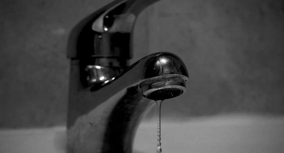 Cieknący kran to dopiero początek. Dlaczego warto mieć numer do zaufanego hydraulika?