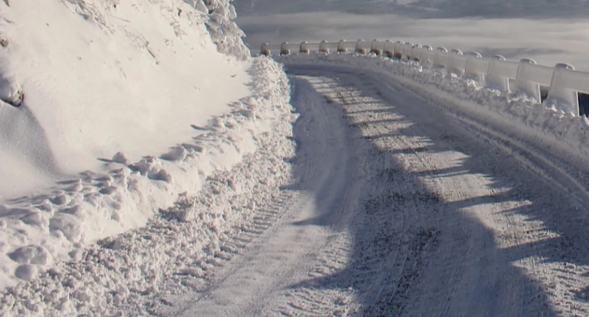 Zimowe warunki na drogach. Gmina Sierakowice wyjaśnia, jak prowadzone są prace