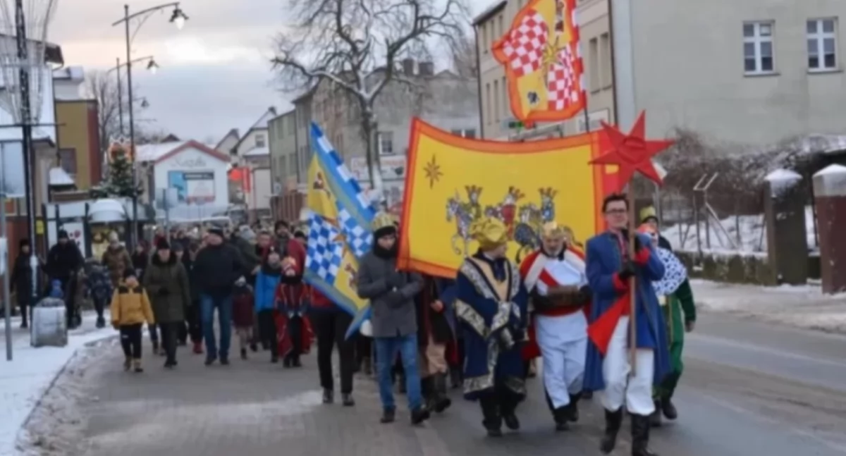 Barwny korówód i wspólne kolędowanie – Orszak Trzech Króli w Sierakowicach