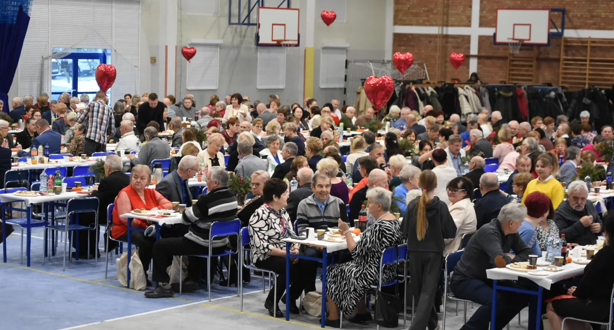 Kilkuset seniorów bawiło się na dorocznym balu w Żukowie