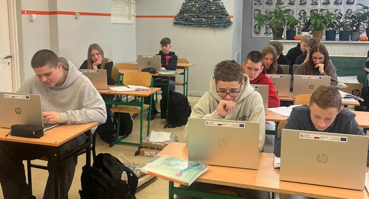 Ponad 900 laptopów i tabletów trafiło do szkół w gminie Kartuzy