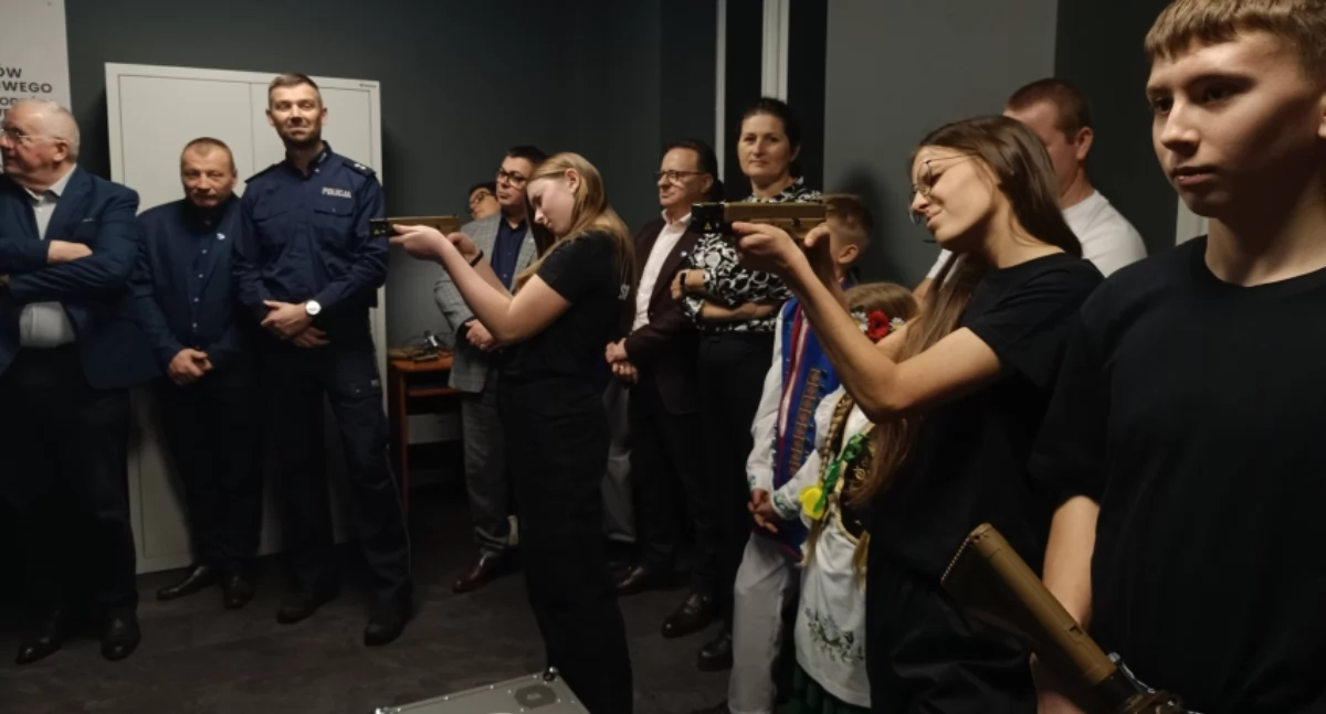 Nowoczesna strzelnica wirtualna otwarta w Szkole Podstawowej w Pomieczynie