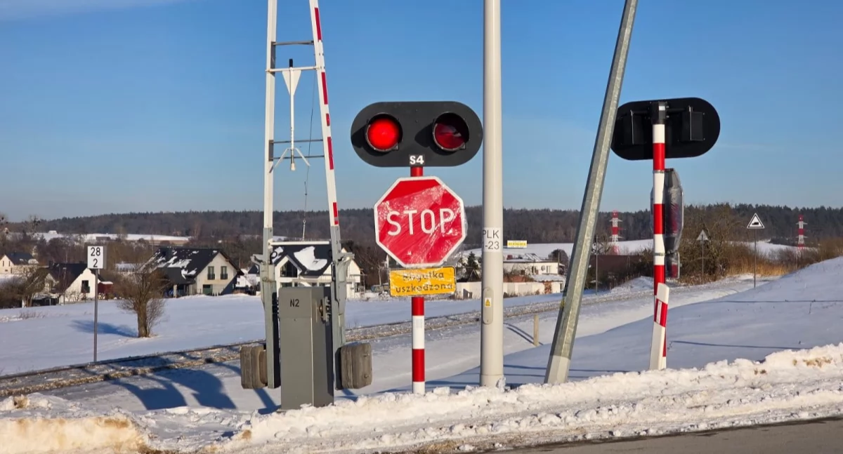 Niedziałające rogatki w Otominie i Żukowie. Gmina podjęła działania