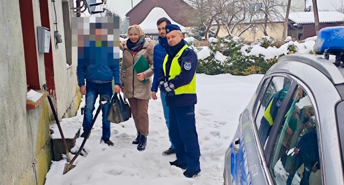 Policjanci i pracownicy GOPS pomagają osobom w kryzysie. Zimowa akcja wsparcia w gminie Sierakowice