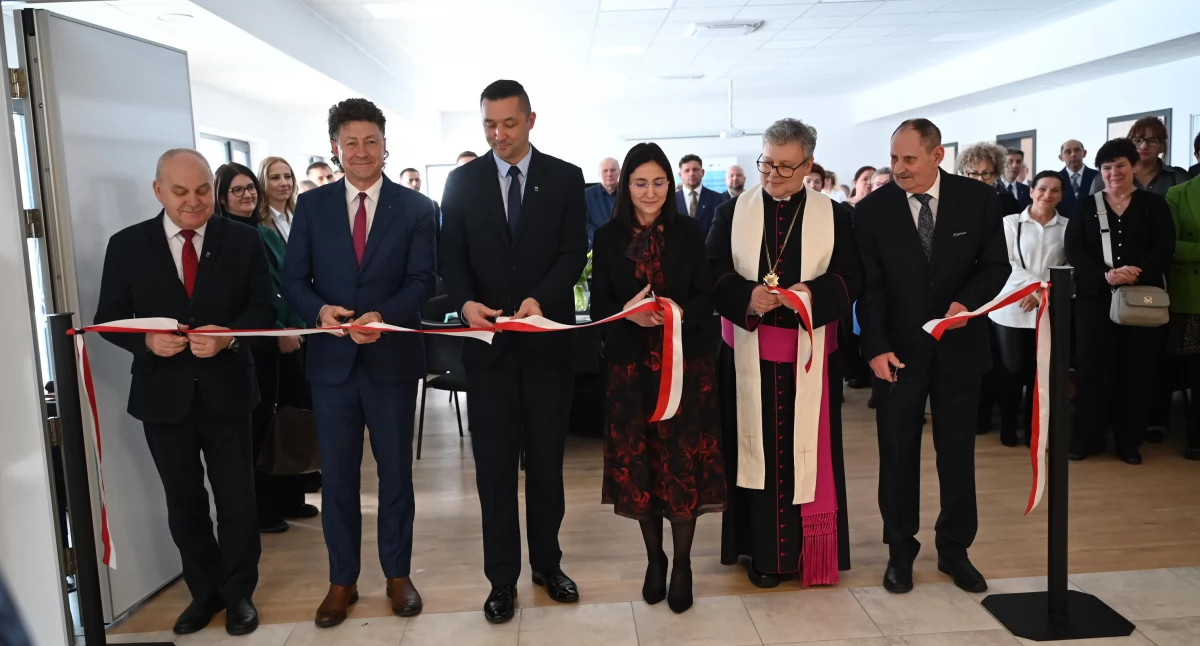„Radosna Przystań” już otwarta. Nowy dom dziennego pobytu w Sierakowicach dla seniorów i osób z niepełnosprawnościami