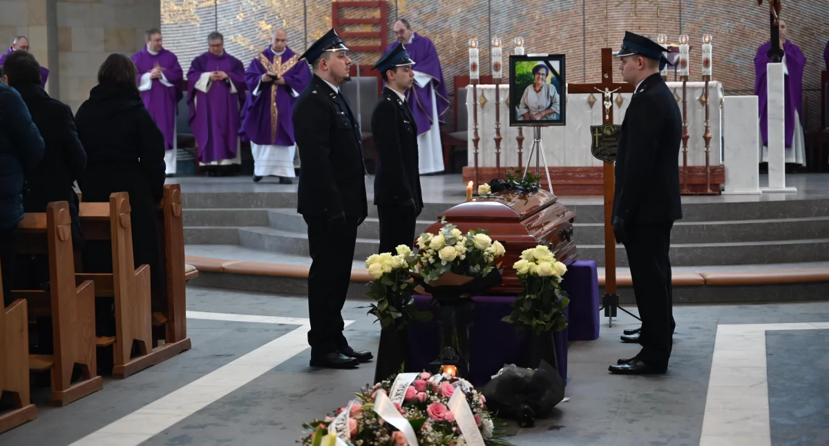 Sierakowice. Ostatnia droga śp. Janiny Kwiecień - wieloletniej starosty kartuskiej
