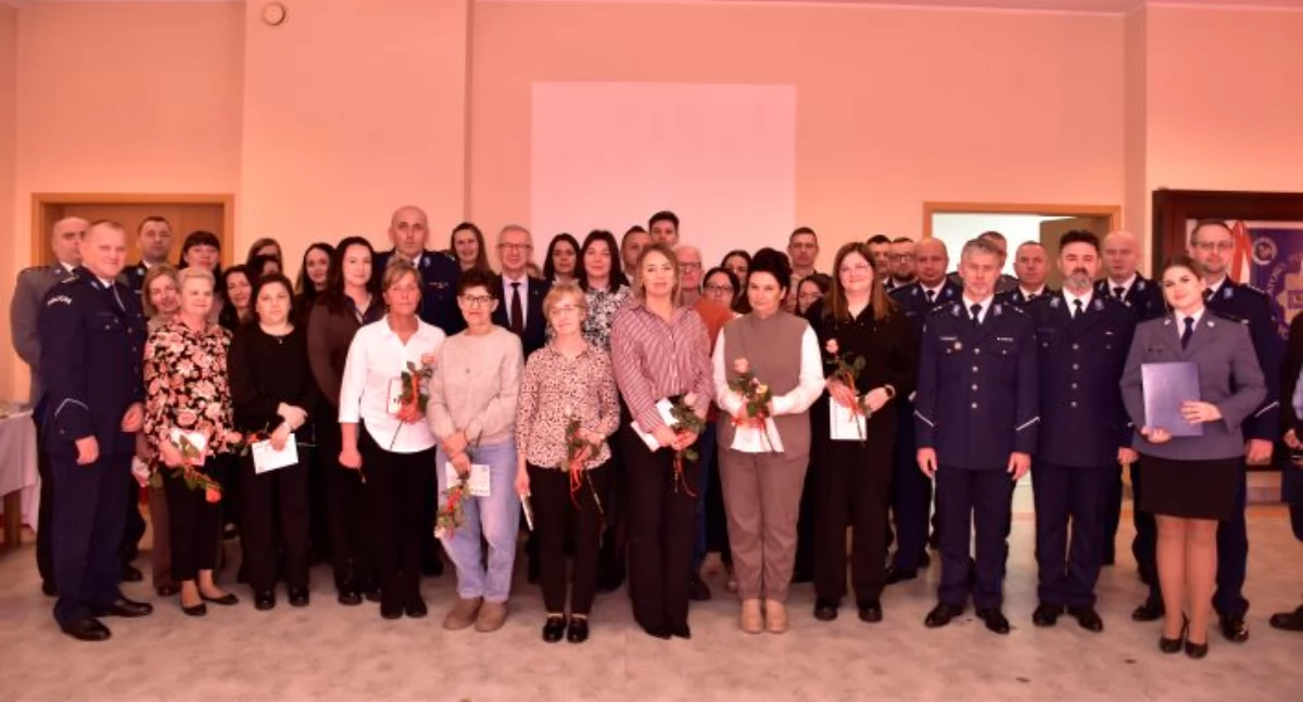 Kartuzy. Pracownicy cywilni kartuskiej policji z podziękowaniami