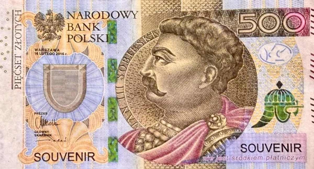 Zapłacił za zakupy fałszywym banknotem i bez skrupułów przyjął ,,resztę”