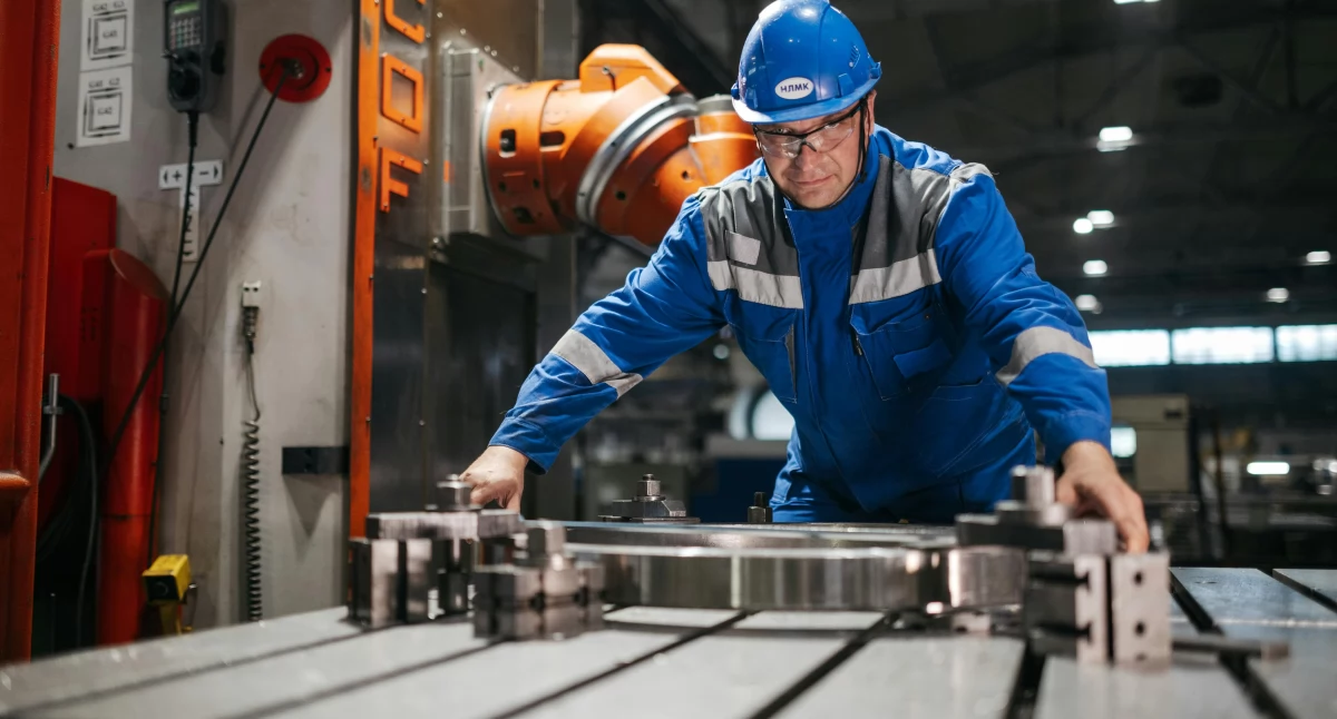 Odzież robocza Snickers Workwear, Leber & Hollman i Polstar – porównanie marek i ich zastosowań w różnych branżach