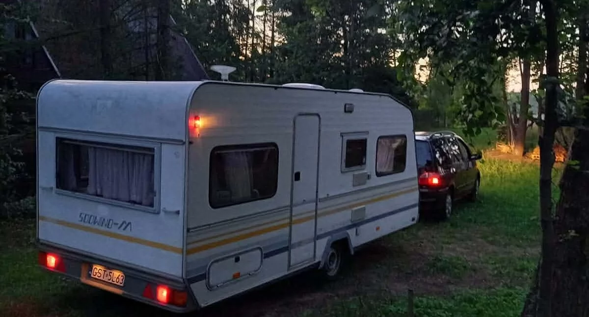 Przyczepa kempingowa odnaleziona po kradzieży. Sprawcy ją zdewastowali i ograbili